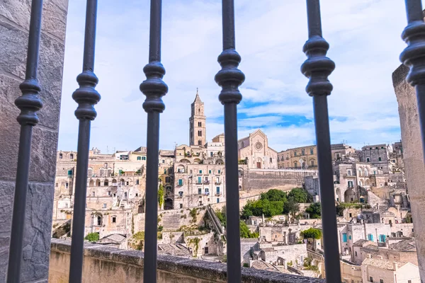 Panoramablick auf typische Steine (sassi di matera) und Kirche von Matera Blick durch Tor unter blauem Himmel — Stockfoto