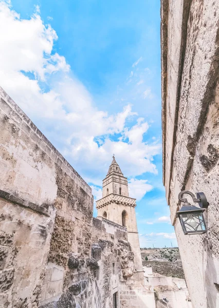 Detalle de piedras típicas (Sassi di Matera) e iglesia de Matera bajo cielo azul —  Fotos de Stock