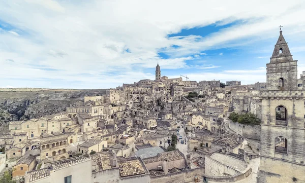 Panoramatický pohled typické kamenů (městě Matera) a kostel Matera pod modrou oblohou — Stock fotografie