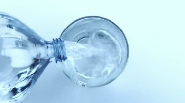bir cam şişe beyaz arka plan, görünümü üst, beslenme kavramı üzerinde su ile doldurma