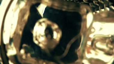 ahşap masa üzerinde bardakta viski dökme barmen