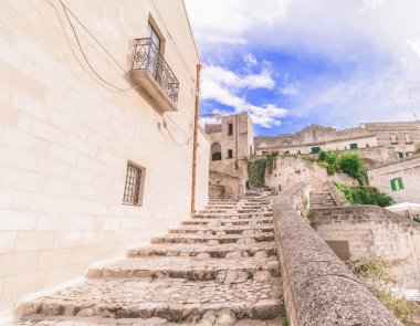 tipik eski merdiven görünümü Matera mavi gökyüzü altında 