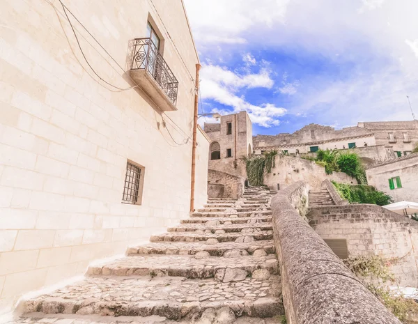 Vista típica de las viejas escaleras de Matera bajo el cielo azul —  Fotos de Stock