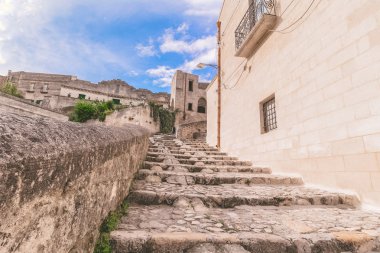 tipik eski merdiven görünümü Matera mavi gökyüzü altında 