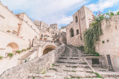 tipik eski merdiven görünümü Matera mavi gökyüzü altında 