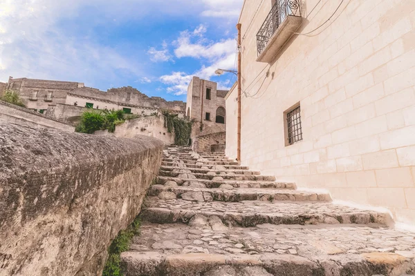 Vista típica de las viejas escaleras de Matera bajo el cielo azul —  Fotos de Stock