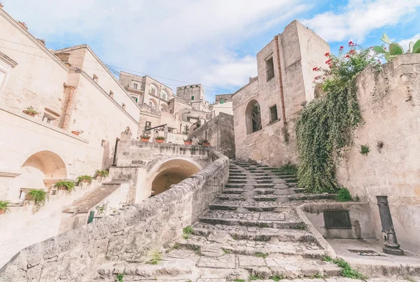 Vista típica de las viejas escaleras de Matera bajo el cielo azul —  Fotos de Stock