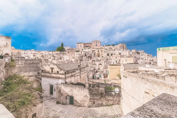 典型的石头 (Sassi di Matera) 和教会的马泰拉在蓝蓝的天空下的全景 — 图库照片