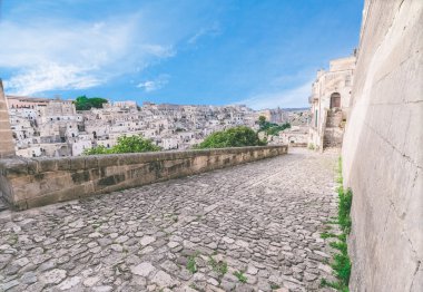 tipik eski cadde görünümü Matera mavi gökyüzü altında 