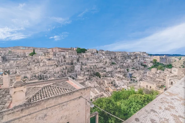 典型的石头 (Sassi di Matera) 和教会的马泰拉在蓝蓝的天空下的全景 — 图库照片