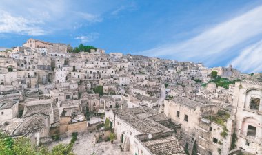 panoramik tipik taşlar (Sassi di Matera) ve kilise Matera mavi gökyüzü altında