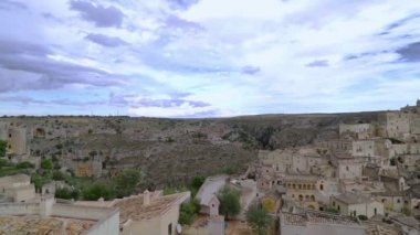 panoramik tipik taşlar (Sassi di Matera) ve kilise Matera mavi gökyüzü, sanatsal stili altında. Matera İtalya Unesco kültür 2019 Avrupa başkenti