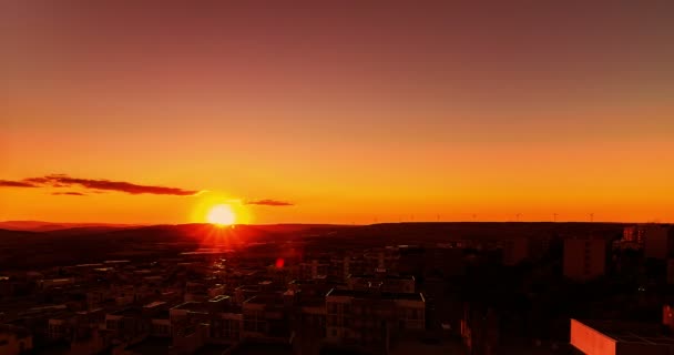 Escena del atardecer con la caída del sol detrás de las nubes violetas en el fondo, toma de lapso de tiempo, cielo cálido y colorido — Vídeos de Stock