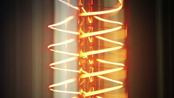 Accendere e spegnere al rallentatore, lampadina vintage retrò con vecchia tecnologia con filamento incorporato con luce calda gialla — Video Stock