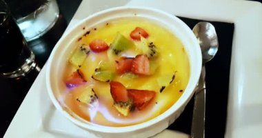 Meyveli ve alevli katalan kreması