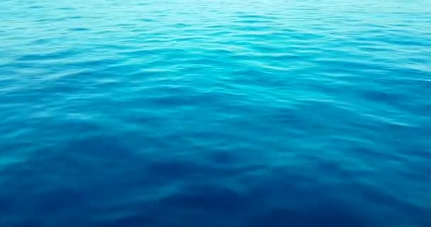 Mavi deniz dalgası hareketinin tekneden görünüşü, turist konsepti. — Stok video