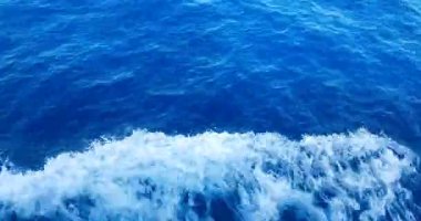 Mavi deniz dalgası hareketinin en üst görüntüsü, turist seyahati konsepti tatil çekimi.