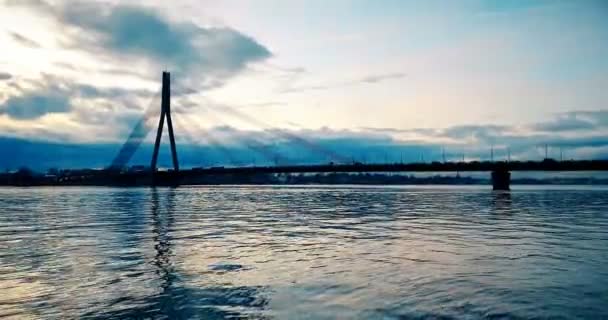 Riga ponte sul mare al tramonto, viaggi e — Video Stock