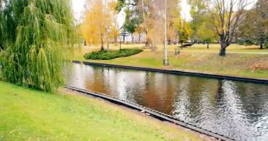 Nehir kenarına park et, üzerinde renkli yapraklar olsun.