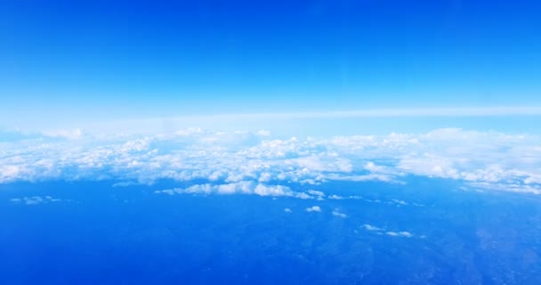 Vista das nuvens de um avião, viajar e — Vídeo de Stock