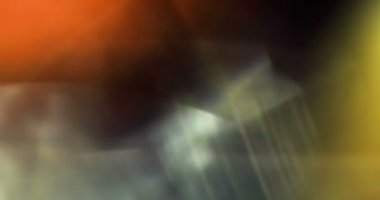 Noel dijital ışıltısı çok renkli kırmızı ve mor parçacıkları kıvılcımlandırır. Renkli arka planda büyük bokeh akar ve patlama olur.