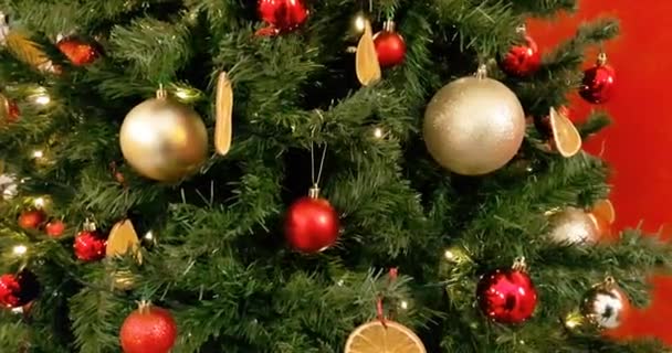 Karácsonyi dekoráció piros labda. elvont elmosódott bokeh nyaralás háttér. karácsonyfa — Stock videók
