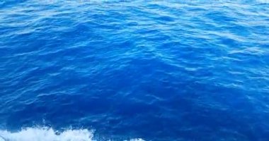 Mavi deniz dalgası hareketinin tekneden görünüşü, turist seyahati kavramı.