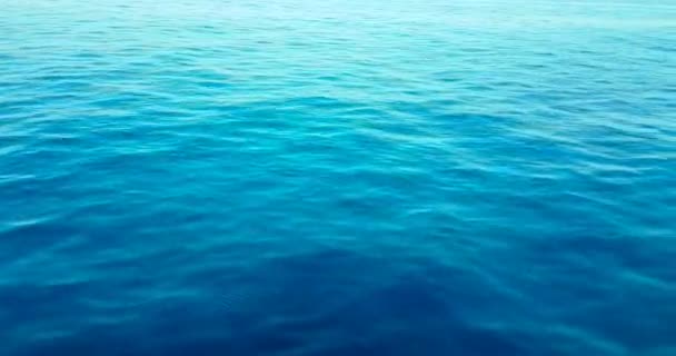 Szczyt widoku błękitnej fali morskiej z łodzi, koncepcja turysty — Wideo stockowe