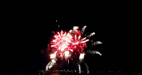 ไฟดอกไม้ไฟบนพื้นหลังสีดํา เทศกาล สุขสันต์วันปีใหม่ — วีดีโอสต็อก