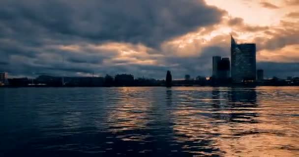 Ризький міст через море при заході сонця, подорожі і — стокове відео