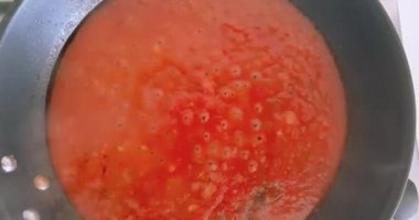 Tavada kızartılmış domates sosu eklemeye hazır.
