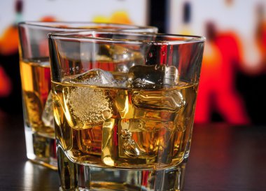 Viski bar masa buz ile