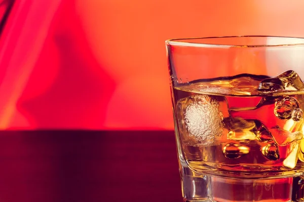 Bicchiere di whisky sul tavolo da bar con ghiaccio con spazio per il testo — Foto Stock