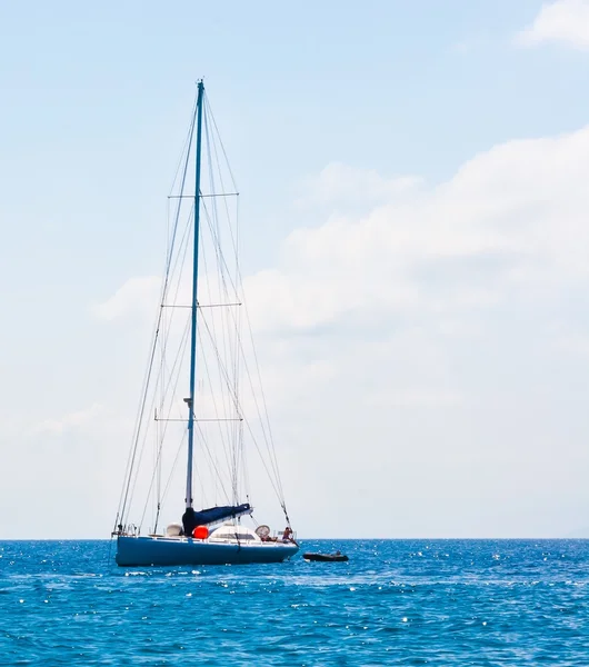 Vitorlás hajó, vitorlás, vitorlás kék Földközi-tenger tengeri horizont — Stock Fotó
