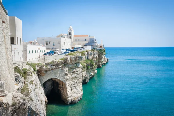 Igreja em frente ao mar adriático no Vieste Itália — Fotografia de Stock