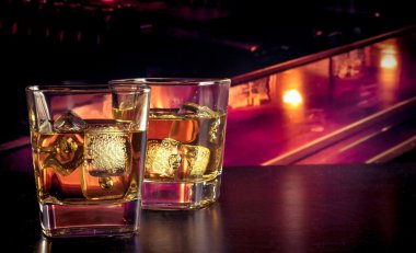 Viski bar masa buz ile