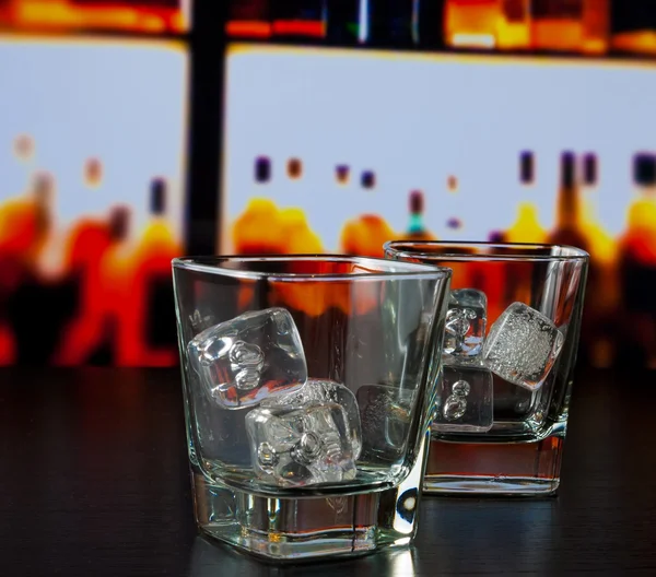 Copos de uísque vazios com gelo na mesa de bar — Fotografia de Stock