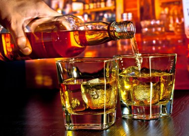 viski masa dökülen barmen