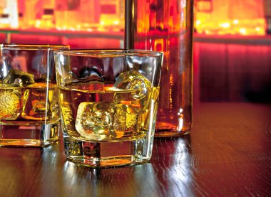 bardak viski viski şişesi sıcak bir atmosfer yakın tablo bar üzerinde buz ile