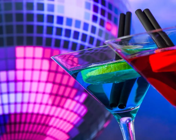 Blue cocktail with sparkling disco ball background with space for text selected focus — Stock Photo, Image