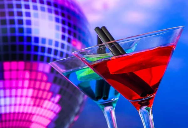 Blue and red cocktail with sparkling disco ball background with space for text — Stock Photo, Image