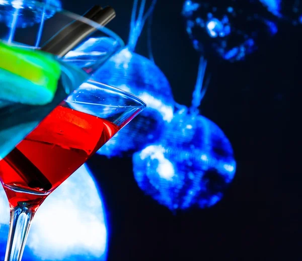 Roter und blauer Cocktail mit funkelndem Discokugelhintergrund mit Platz für Text — Stockfoto