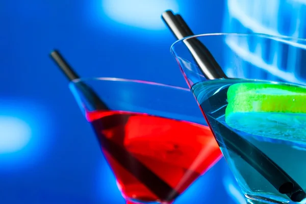 Detail des Cocktails mit funkelndem Discokugelhintergrund mit Platz für Text — Stockfoto