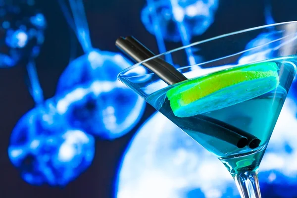 Cocktail azul com fundo de bola de discoteca espumante com espaço para texto — Fotografia de Stock