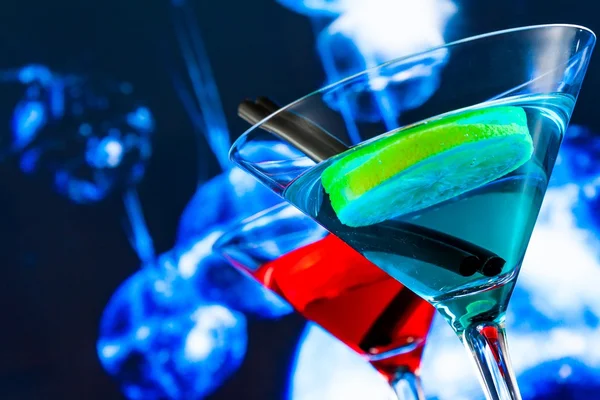 Cocktail com fundo de bola de discoteca espumante com espaço para texto — Fotografia de Stock