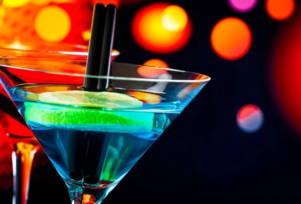 Blue cocktail with light disco bokeh background with space for text — Stock Photo, Image