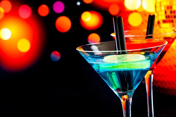 Blue cocktail with light disco bokeh background with space for text — Stock Photo, Image