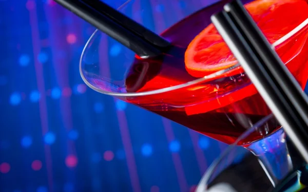 Вид сверху красного коктейля с голубым светом диско фон с пространством для текста — стоковое фото