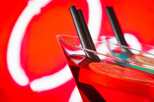 Detail červených koktejl s neon pozadí s prostorem pro text — Stock fotografie