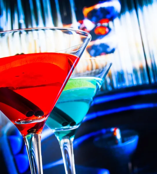 Cocktail bleu et rouge en fond de bar lounge — Photo